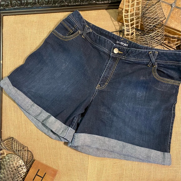 EUC Lane Bryant Cuffed Shorts in Dark Denim. Size 22 - Picture 4 of 4